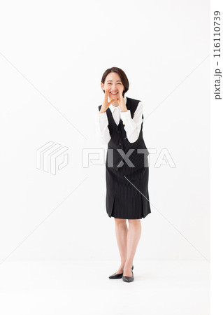 制服の女性 ビジネス 全身 縦 応援 制服の女性 ビジネス 全身 縦 応援 116110739