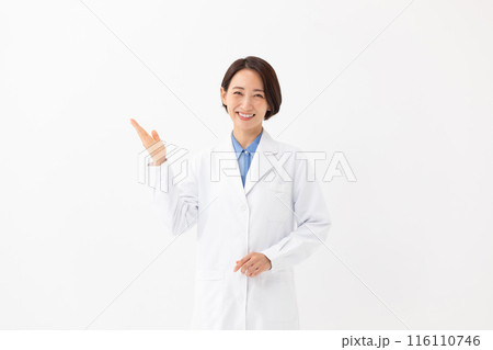 白衣の女性　医療　手かざし 116110746