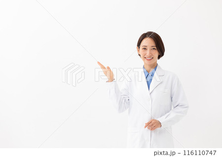 白衣の女性　医療　手かざし 116110747