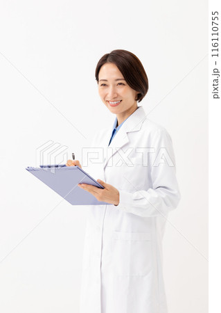 カルテを持つ白衣の女性 116110755