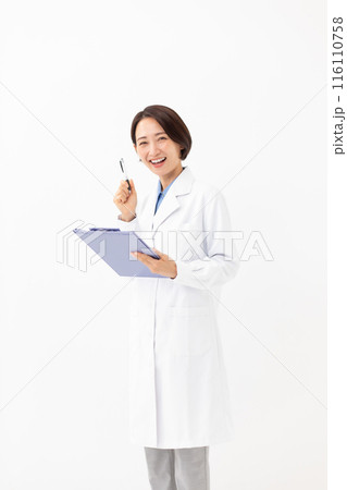 カルテを持つ白衣の女性 116110758
