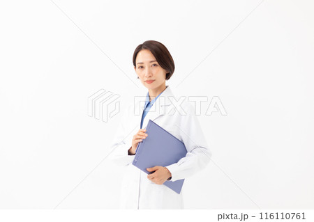 カルテを持つ白衣の女性 116110761