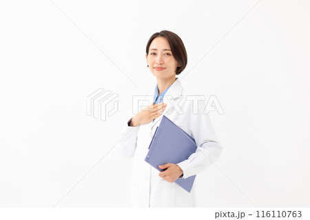 カルテを持つ白衣の女性 お任せ カルテを持つ白衣の女性 お任せ 116110763