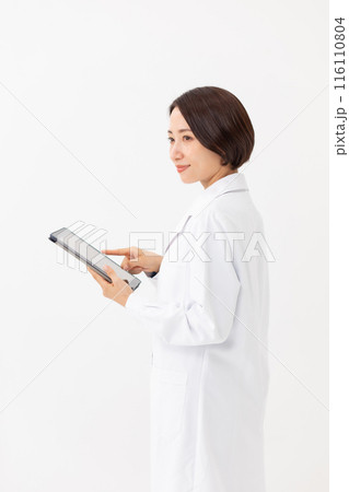 タブレットを持つ白衣の女性 116110804