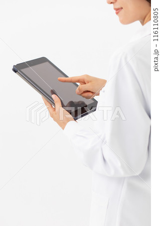 タブレットを持つ白衣の女性　手元 116110805
