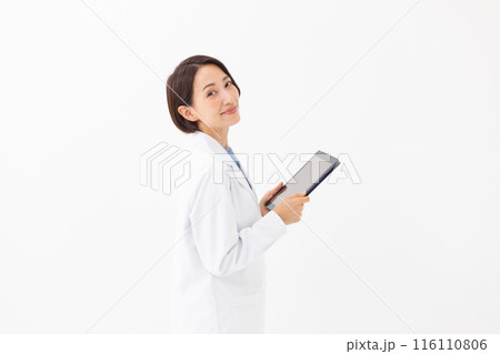 タブレットを持つ白衣の女性 116110806