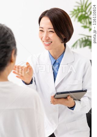 対面で問診する医者と患者 116110814