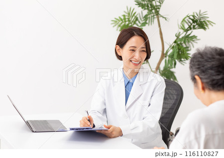 対面で問診する医者と患者 116110827