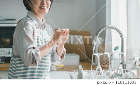 a forty-something woman 116111035