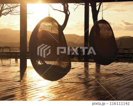 夕日に映えるデッキ 116111142