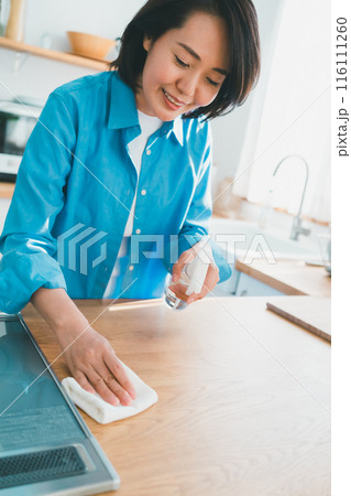 キッチンの掃除をする40代主婦 116111260