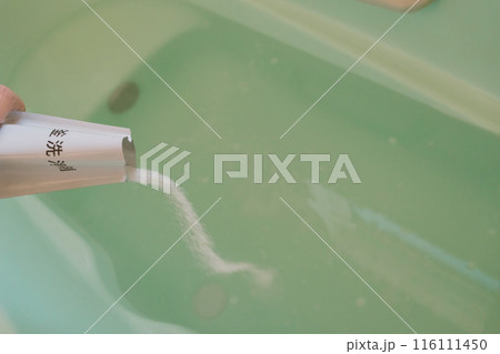 風呂釜洗浄剤を使う 116111450