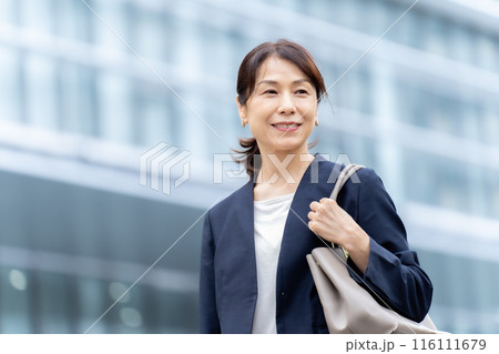 ビジネス 女性 屋外 ビジネス 女性 屋外 116111679