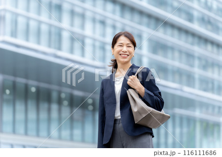 ビジネス　女性　屋外 116111686