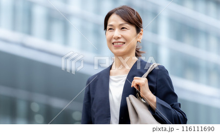 ビジネス 女性 屋外 ビジネス 女性 屋外 116111690