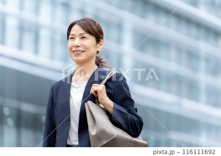 ビジネス　女性　屋外 116111692