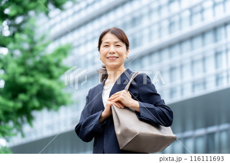 ビジネス 女性 屋外 ビジネス 女性 屋外 116111693