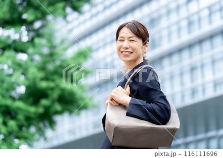 ビジネス 女性 屋外 ビジネス 女性 屋外 116111696
