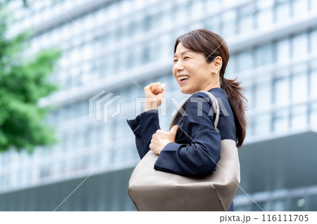 ビジネス 女性 屋外 ガッツポーズ ビジネス 女性 屋外 ガッツポーズ 116111705