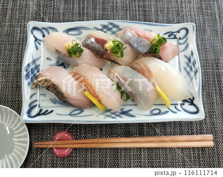新鮮な魚介を使ったにぎり寿司盛合わせ-3 新鮮な魚介を使ったにぎり寿司盛合わせ-3 116111714
