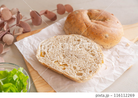 半分にカットしたベーグル 半分にカットしたベーグル 116112269