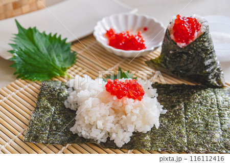 すじこのふんわりおにぎり作り すじこのふんわりおにぎり作り 116112416