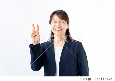 ビジネス　中高年　女性　ピース 116112552