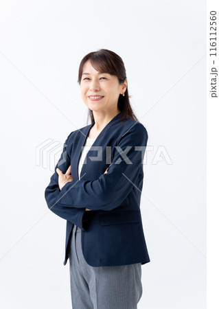 ビジネス　中高年　女性　腕組み 116112560