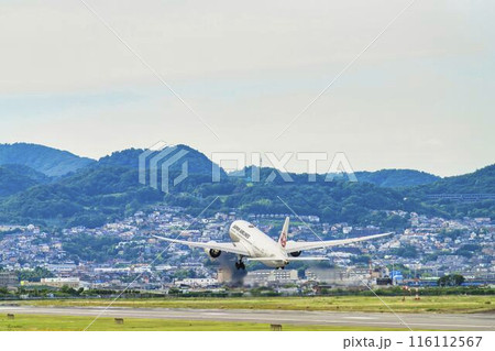 夏の大阪空港（伊丹空港）　離陸中の飛行機　大阪府豊中市 116112567