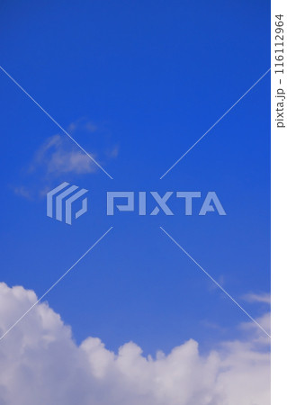 雲のある青空 (背景素材） 116112964