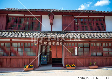 吹屋ふるさと村 青空と美しい重伝建の町並み 吹屋郵便局 吹屋ふるさと村 青空と美しい重伝建の町並み 吹屋郵便局 116113514