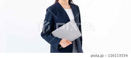 ノートパソコンを持つビジネスウーマン 手元 ノートパソコンを持つビジネスウーマン 手元 116113554
