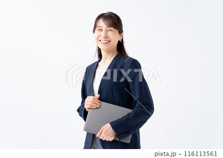 ノートパソコンを持つビジネスウーマン ノートパソコンを持つビジネスウーマン 116113561