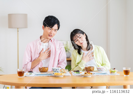 食欲不振の若いカップル 食欲不振の若いカップル 116113632