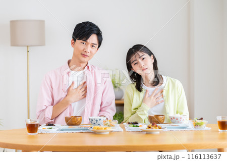 食欲不振の若いカップル 食欲不振の若いカップル 116113637