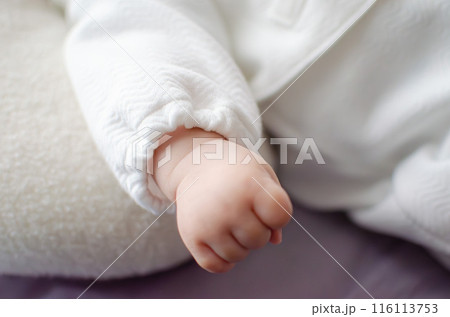 生まれたばかりの赤ちゃんの握った手 116113753