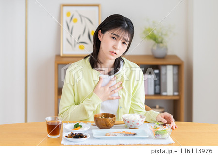 食欲不振な若い女性 116113976