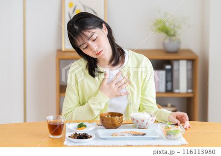 食欲不振な若い女性 116113980