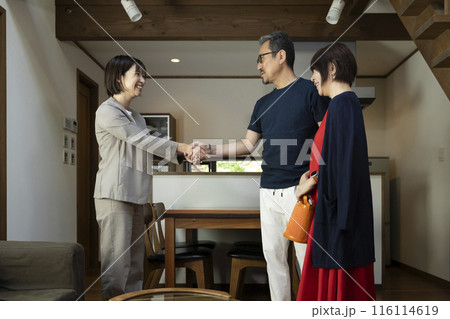 ミドル夫婦とスーツの女性 116114619