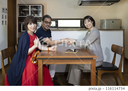 ミドル夫婦に案内するビジネスパーソン ミドル夫婦に案内するビジネスパーソン 116114734