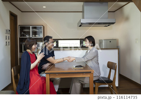 ミドル夫婦に案内するビジネスパーソン ミドル夫婦に案内するビジネスパーソン 116114735