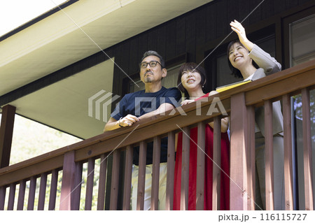 ミドル夫婦に案内するビジネスパーソン 116115727