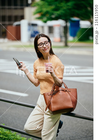 スマホを操作する若い女性 116115950