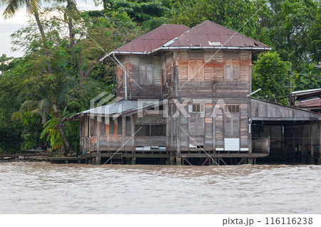 House over water in Bangkok 116116238