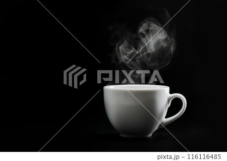 AI生成画像　黒背景のカップから立ち上る湯気 116116485