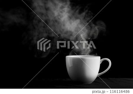 AI生成画像　黒背景のカップから立ち上る湯気 116116486