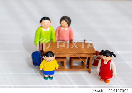 手作り紙粘土人形　小学生の姉弟ファミリー 116117306