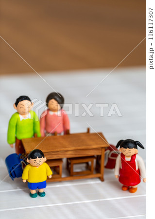 手作り紙粘土人形 小学生の姉弟ファミリー 手作り紙粘土人形 小学生の姉弟ファミリー 116117307