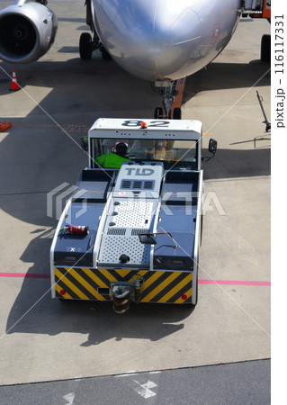 飛行機のトーイング 116117331