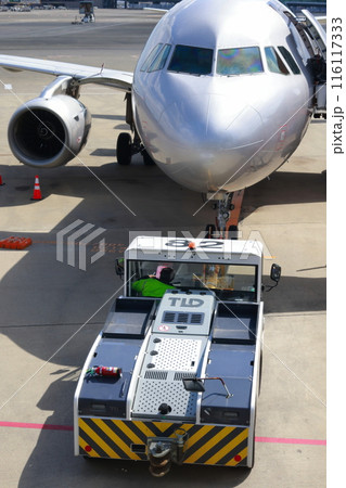 飛行機のトーイング 飛行機のトーイング 116117333